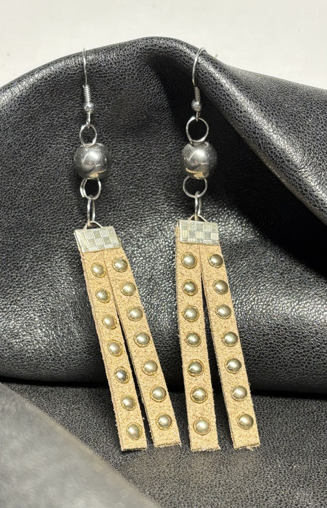 BOUCLES D'OREILLES en cuir clouté camel