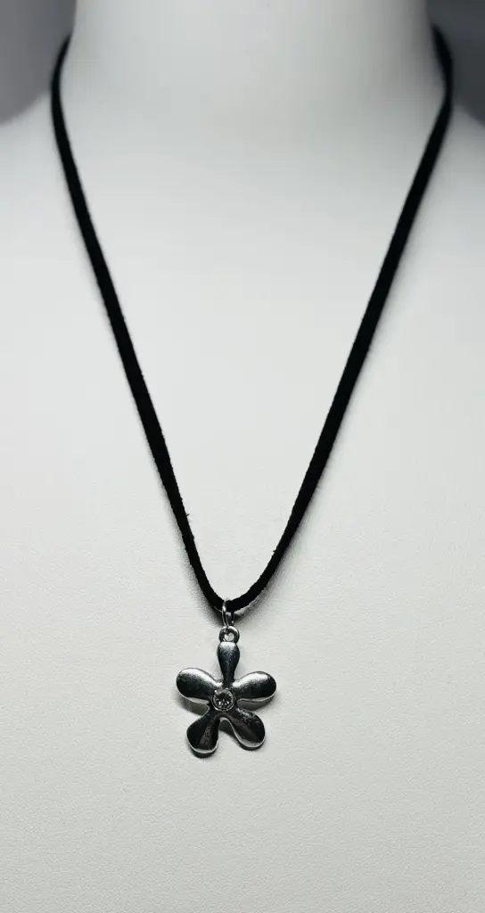 COLLIER Femme "fleur argentée strassée"