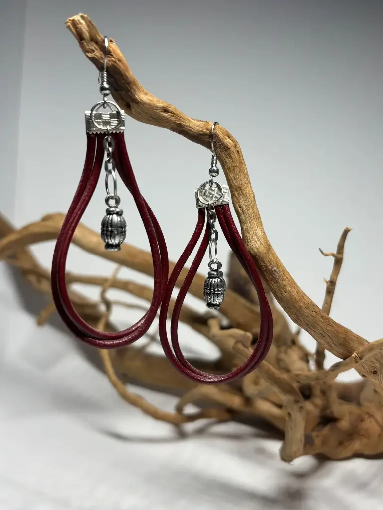 BOUCLES D'OREILLES en cuir bordeaux pendantes