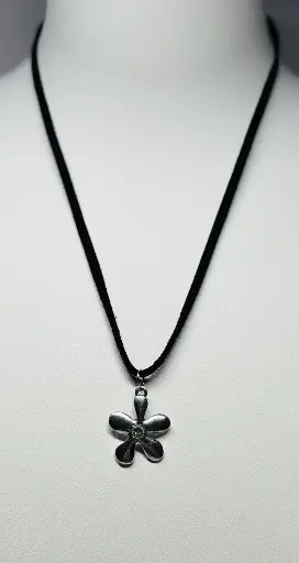 [COLF05] COLLIER Femme "fleur argentée strassée"